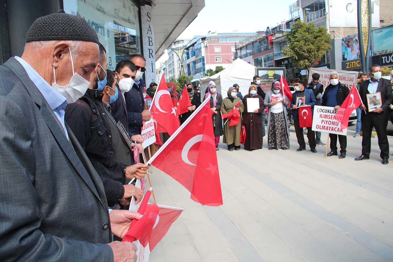 HDP Van il binası önünde eylem yapan ailelerden çocuklarına "Dönün" çağrısı
